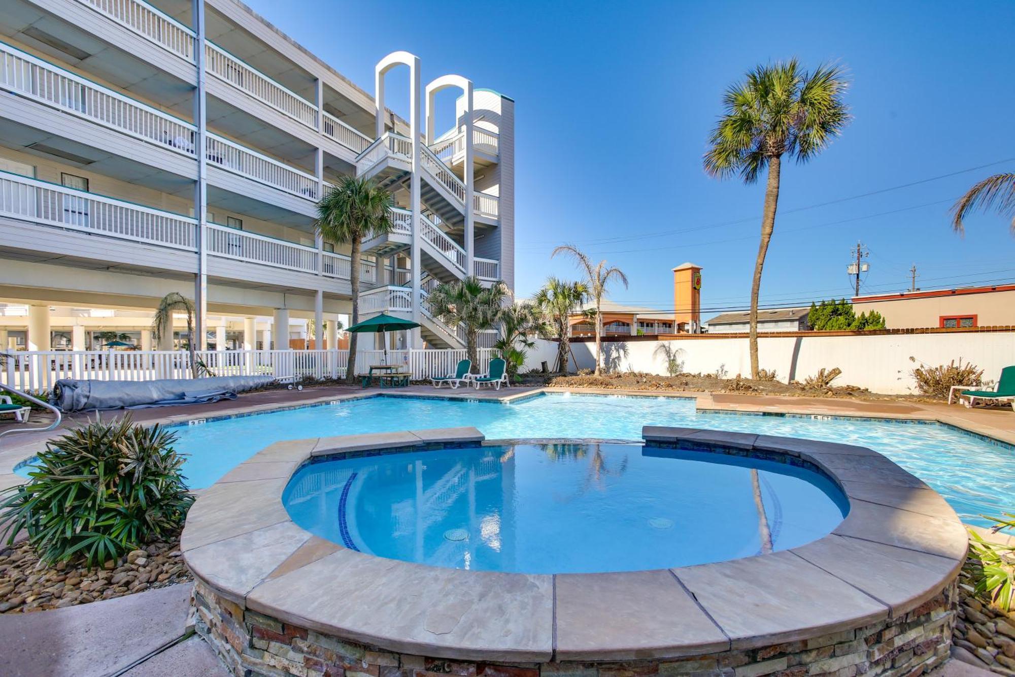 Retreat With Balcony And Gulf Views!