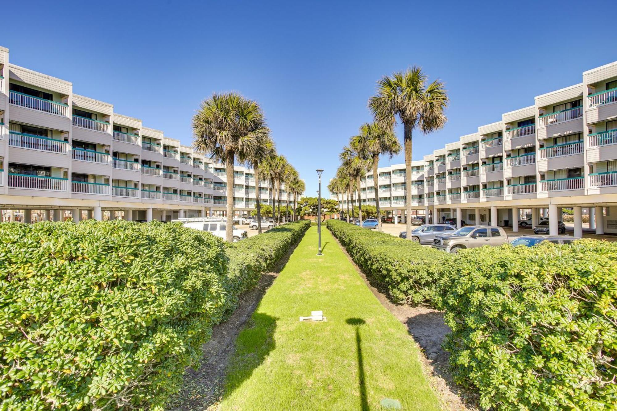 Retreat With Balcony And Gulf Views! Apartment